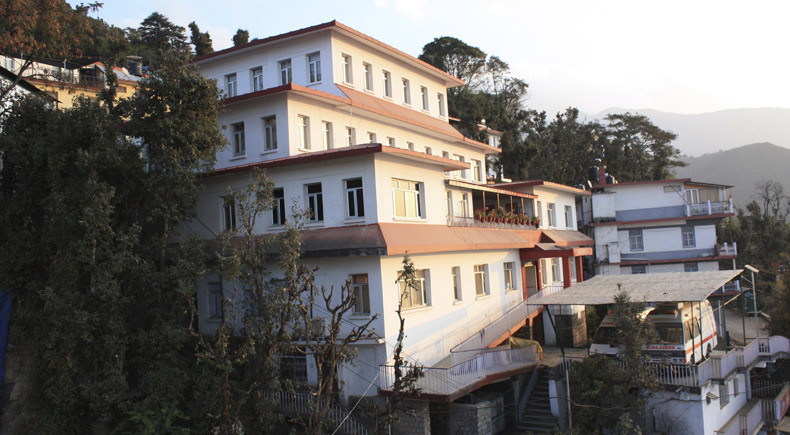 Side-view-of-the-hospital-building