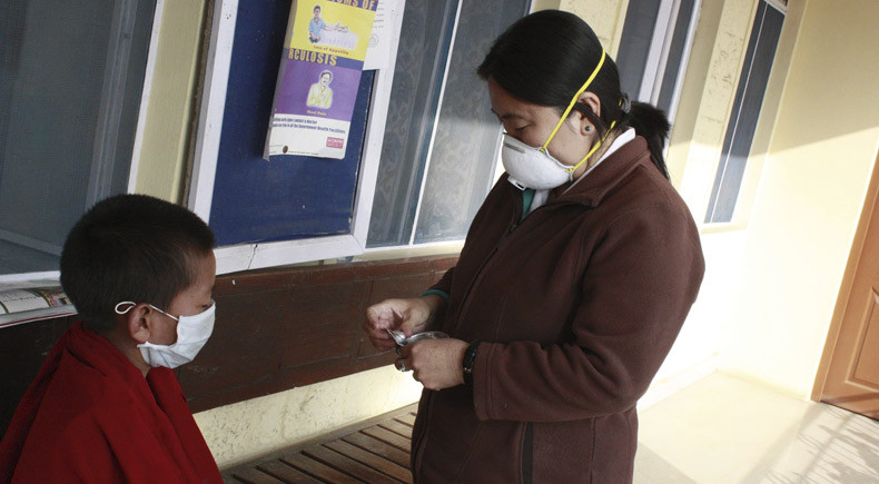 TB-nurse-giving-DOT-(TB)-medicine